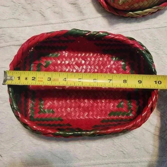 Christmas Woven Red & Green Baskets Set Of 2 Nesting Casserole Serving Baskets - Picture 5 of 8